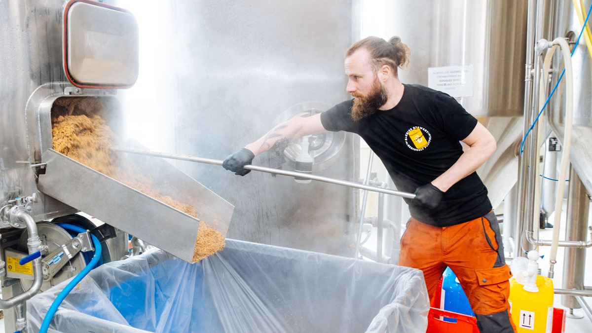 De brouwer van Baxbier aan het werk in de brouwerij